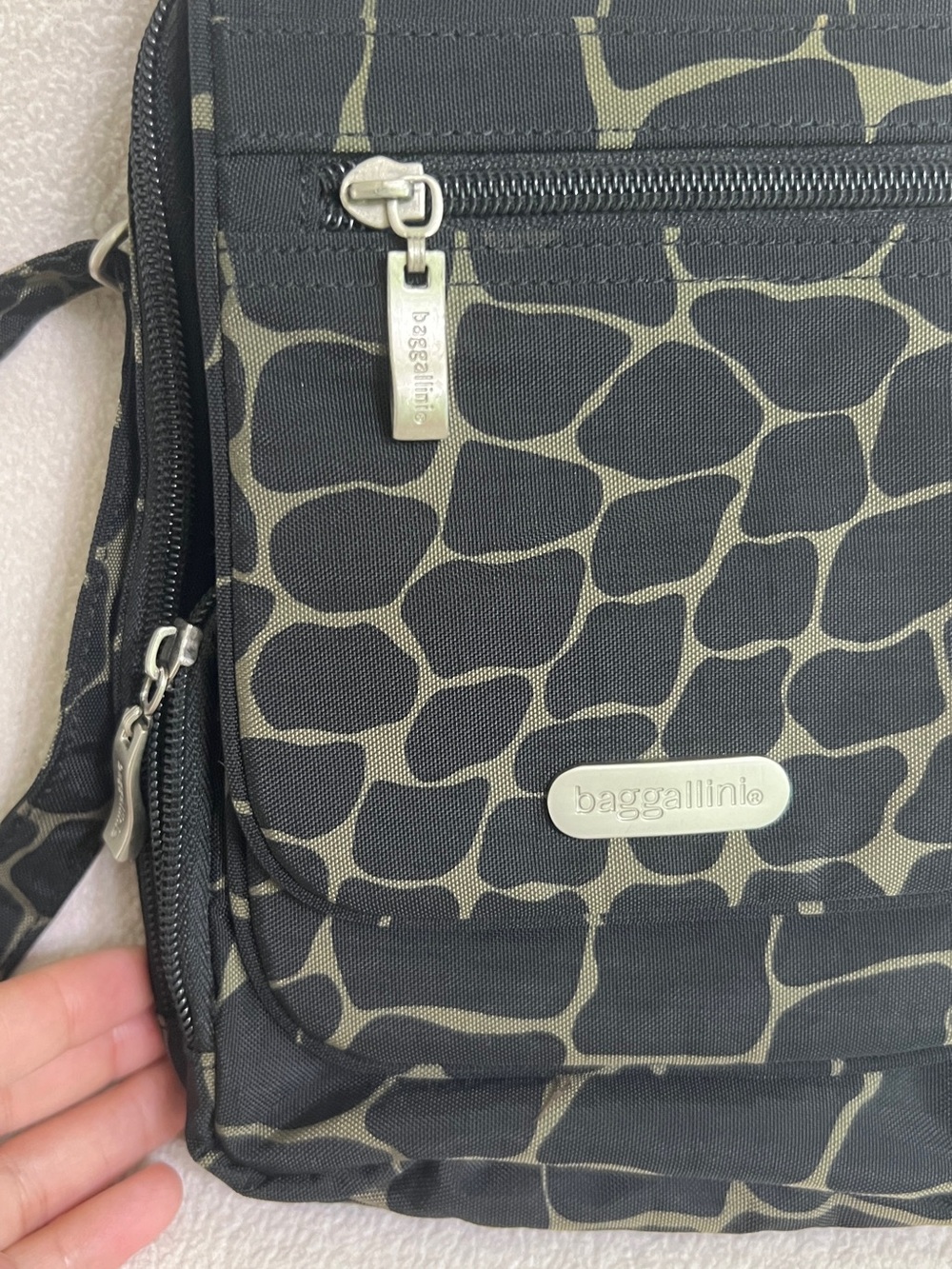 Baggallini Black Giraffe Print Crossbody Bag Small Water Resistant - Picture 3 of 16